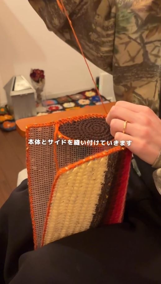 パーツを縫い付ける様子