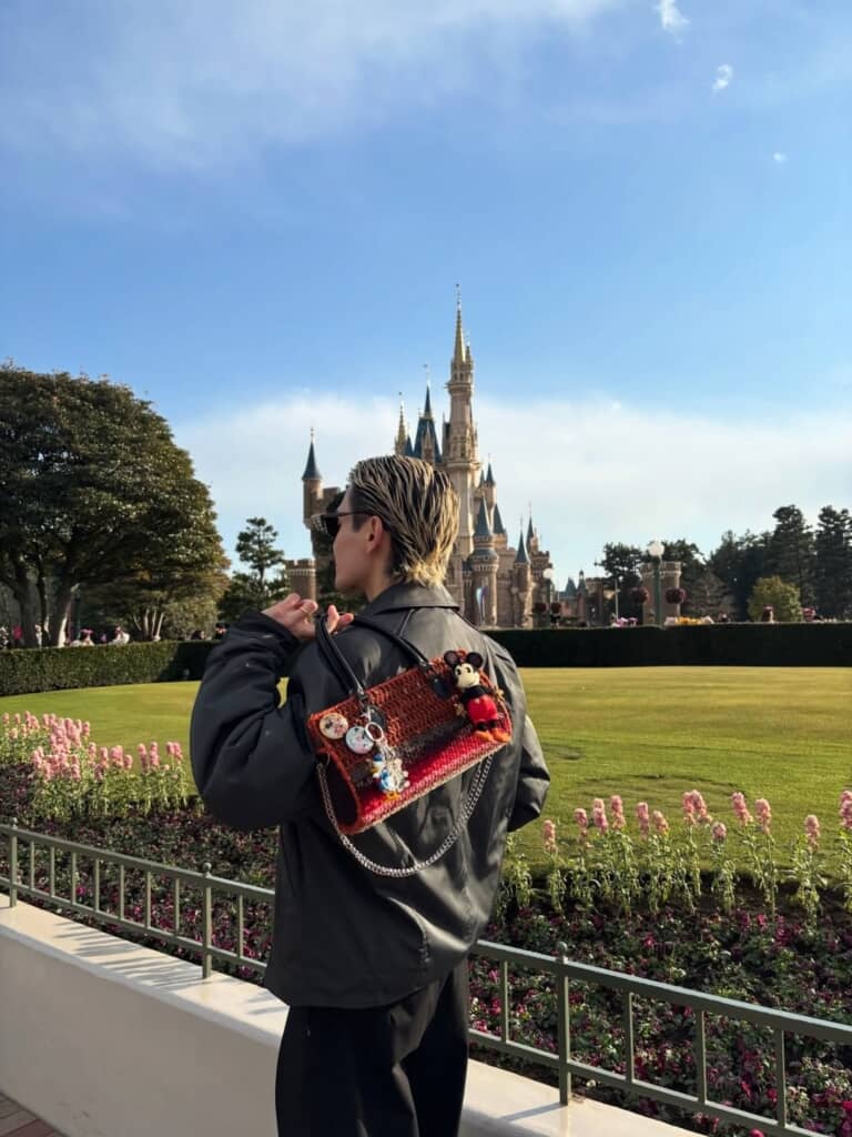 バッグを持ってディズニーランドを楽しむごんすけさん