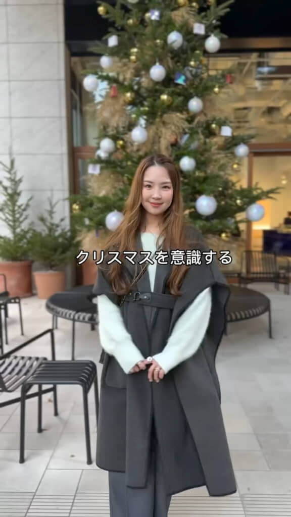 ゆるめのシルエットが女性らしい