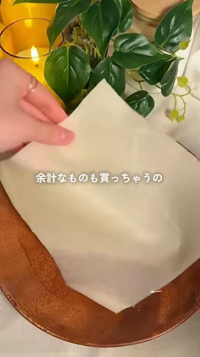 春巻きの皮を一瞬だけ水にくぐらせる