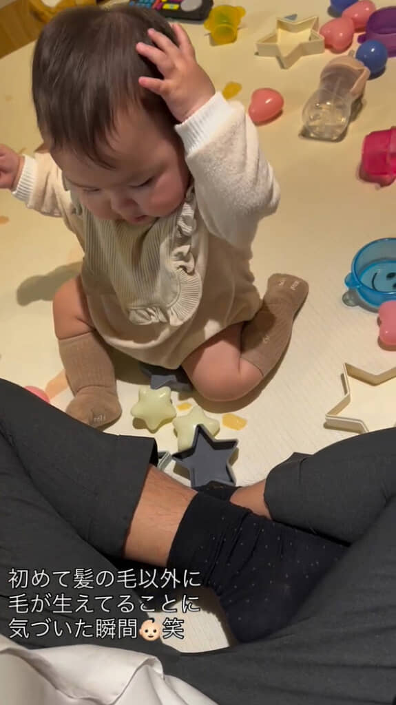 髪の毛をなでる