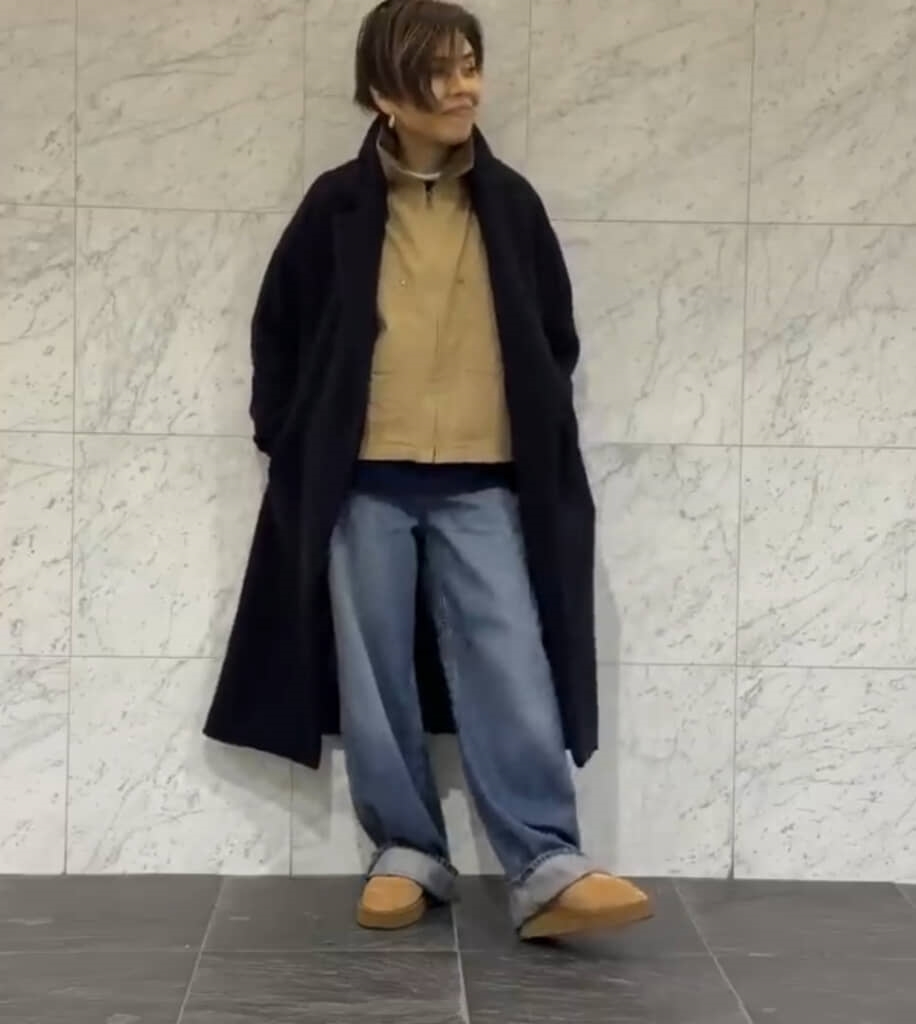 ベージュのジップアップショートジャケットを着る際はホワイトのインナーは隠して