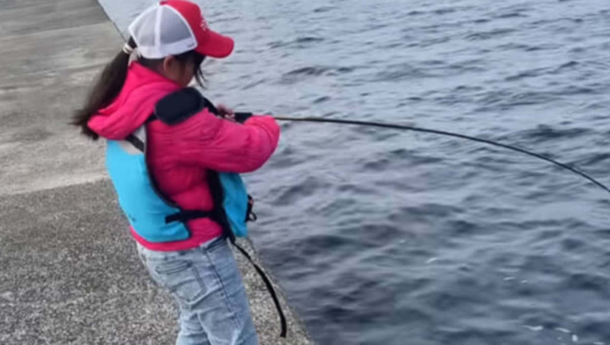 朝4時、家族全員で釣りへ出発→小4娘が釣ったのは……　立派すぎる釣果に「いい笑顔」「子どもと釣りって最高」と反響（1/3） | ライフスタイル ねとらぼ