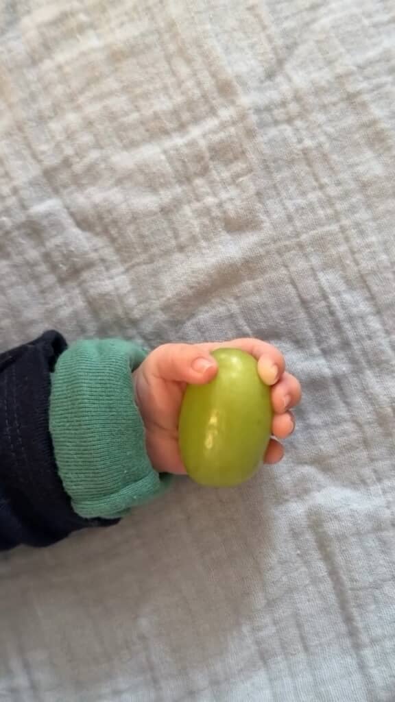 でも赤ちゃんが握るとギッチギチ。急にでっかくなっちゃった？