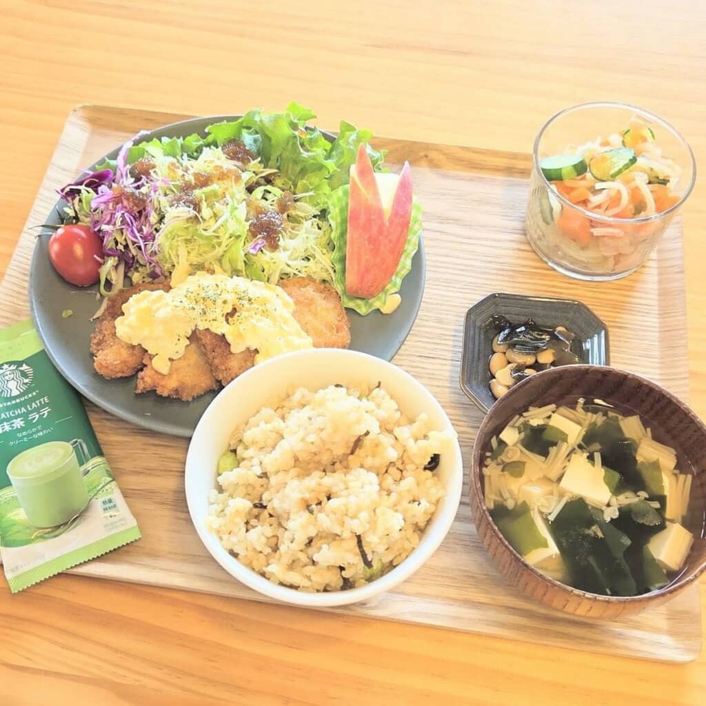 タルタルソースがけと炊き込みご飯