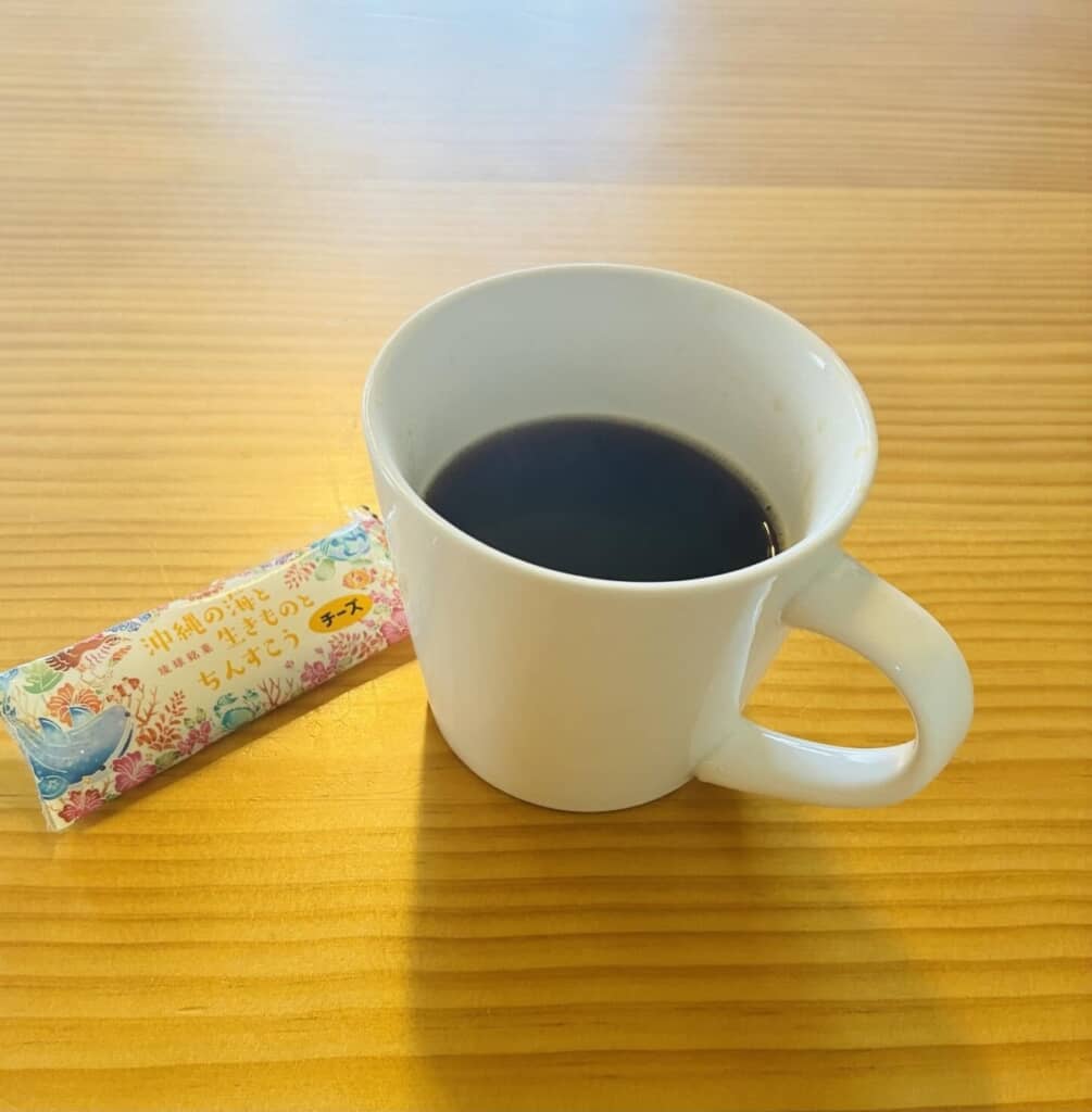 沖縄のちんすこうが添えられたコーヒー