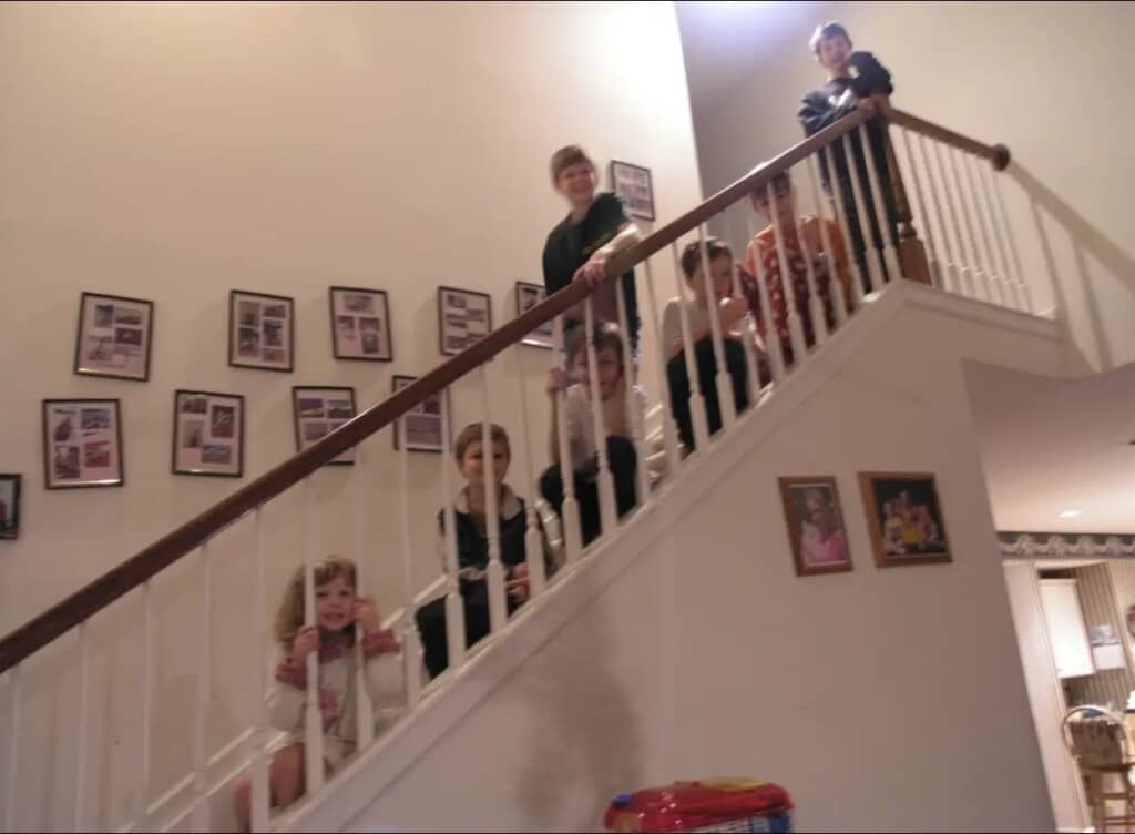 わちゃわちゃと階段に集まった幼いきょうだいたち