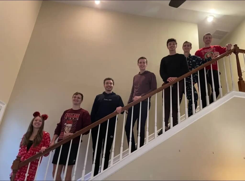 今や全員すっかり大人。落ち着いたように見えるけれど、やっぱりにぎやか