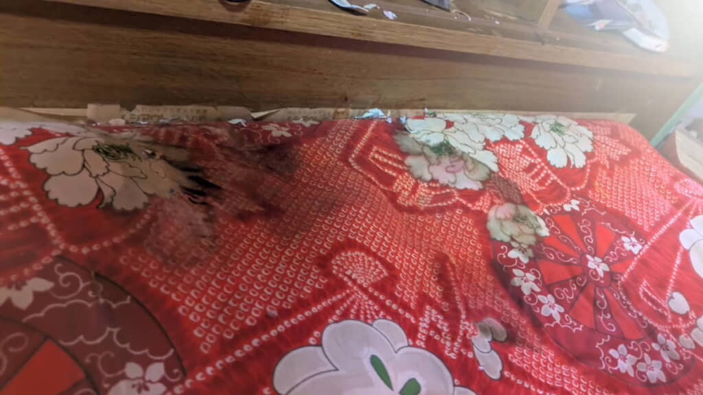 ネズミの尿によると思われるシミも……