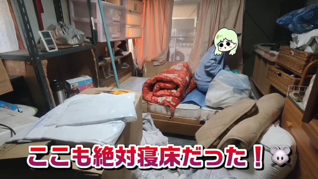 カラーボックスに突っ込まれたパジャマや枕を片付ける