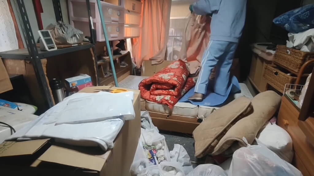 カーテンを外すと部屋が明るく