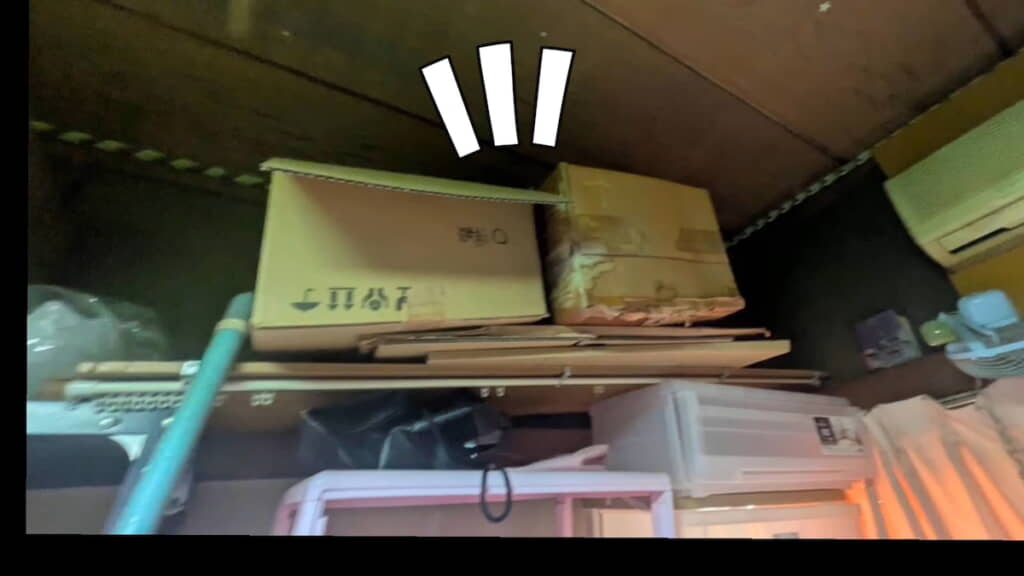 カラーボックス上の段ボール箱も中がヤバそう