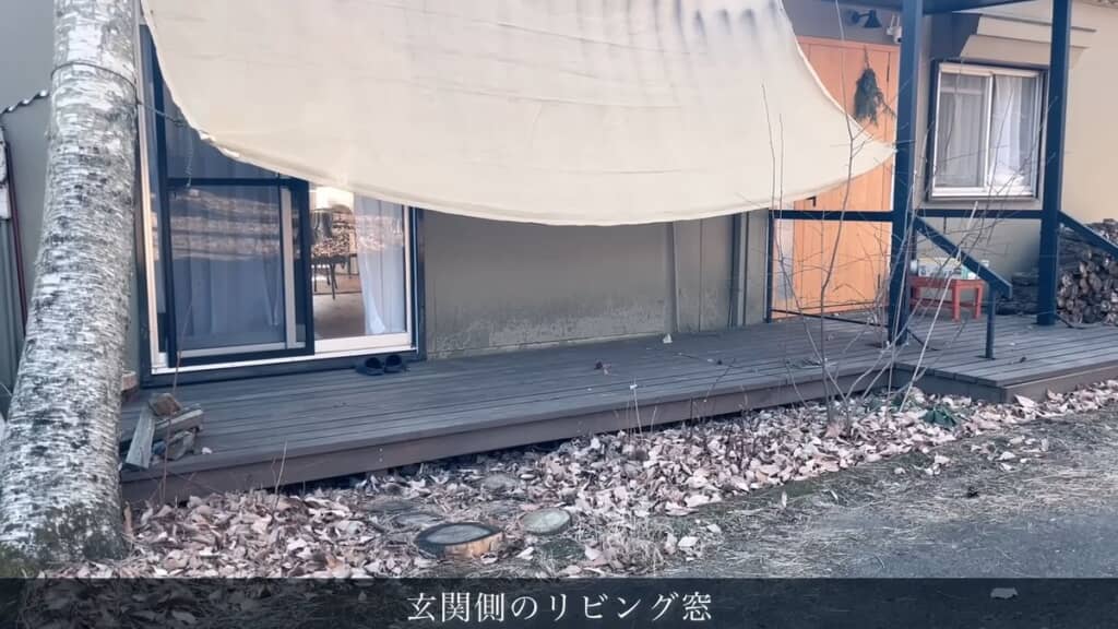 道路に面した玄関側のリビング窓