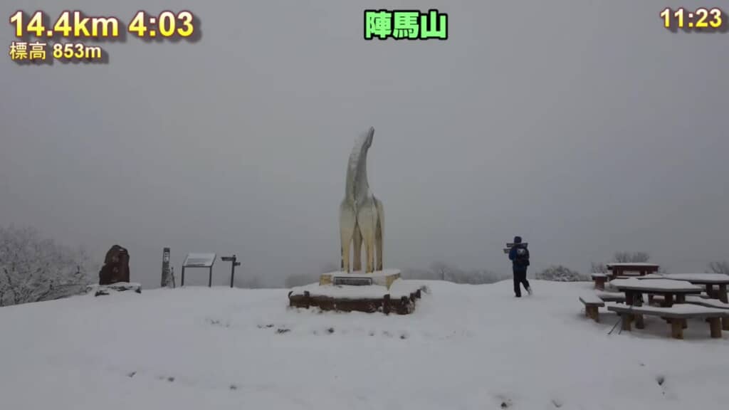 雪をかぶった陣馬山の白馬の像