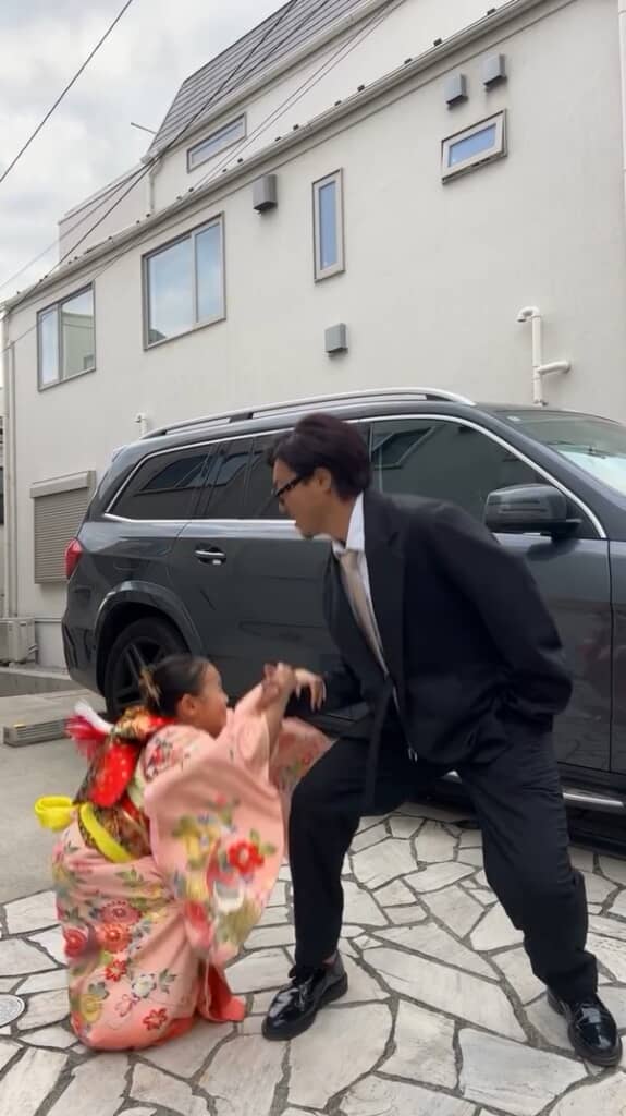 ぐっとしゃがんで……