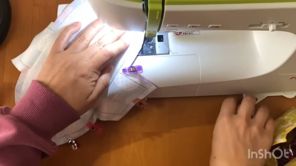 表生地と中生地を縫い合わせる