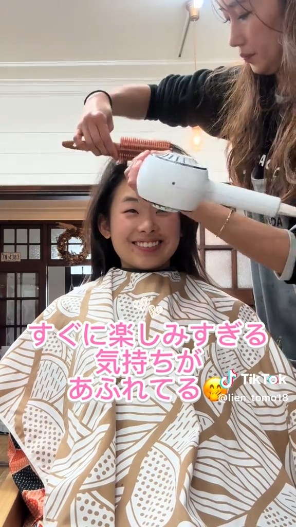 うれしそうにおばの施術を受けるCOCOさん