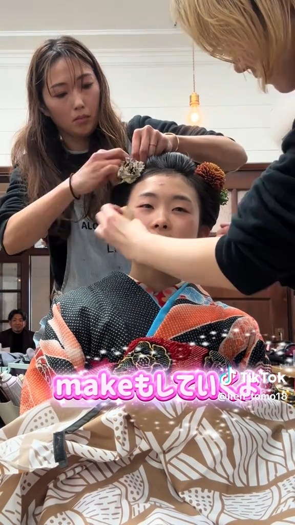 かんざしや化粧で最後の仕上げ