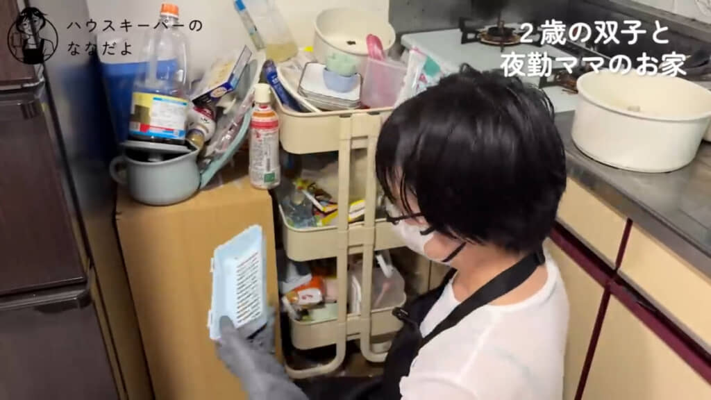 コンロ前のスペースに詰め込まれたラックとカラーボックスの中もパンパンでした