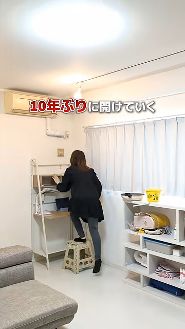 恐る恐る換気口を開けるふぅさん