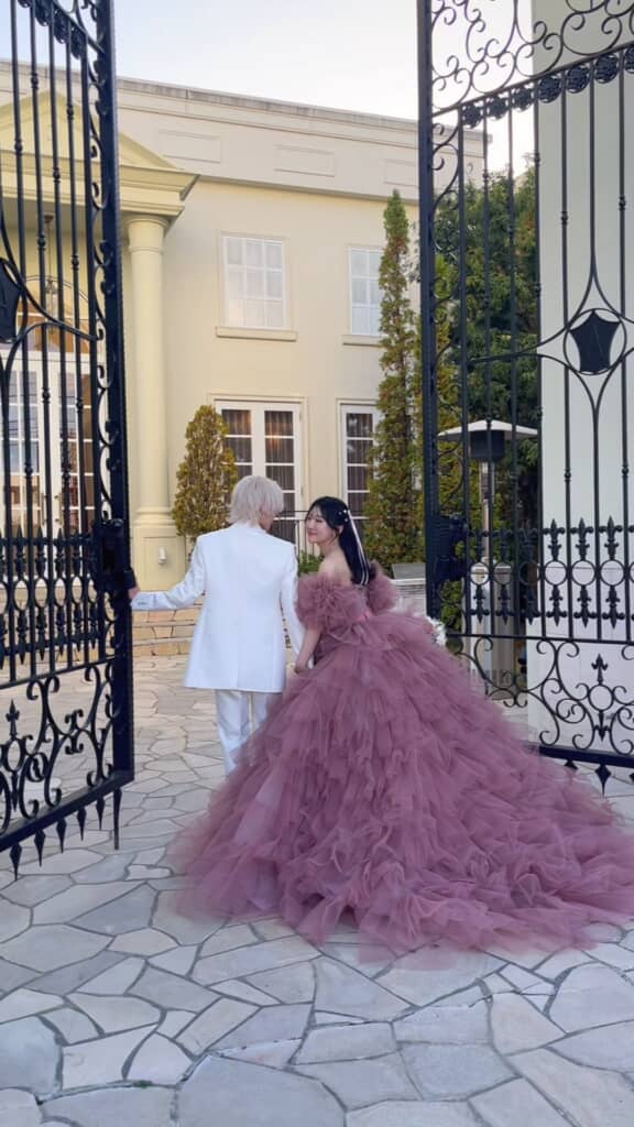 フリルがたっぷりの後ろ姿も美しい