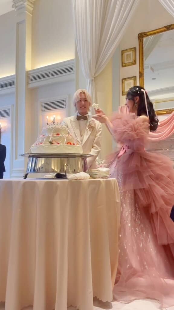 幸せな雰囲気が、ドレスをさらに輝かせます