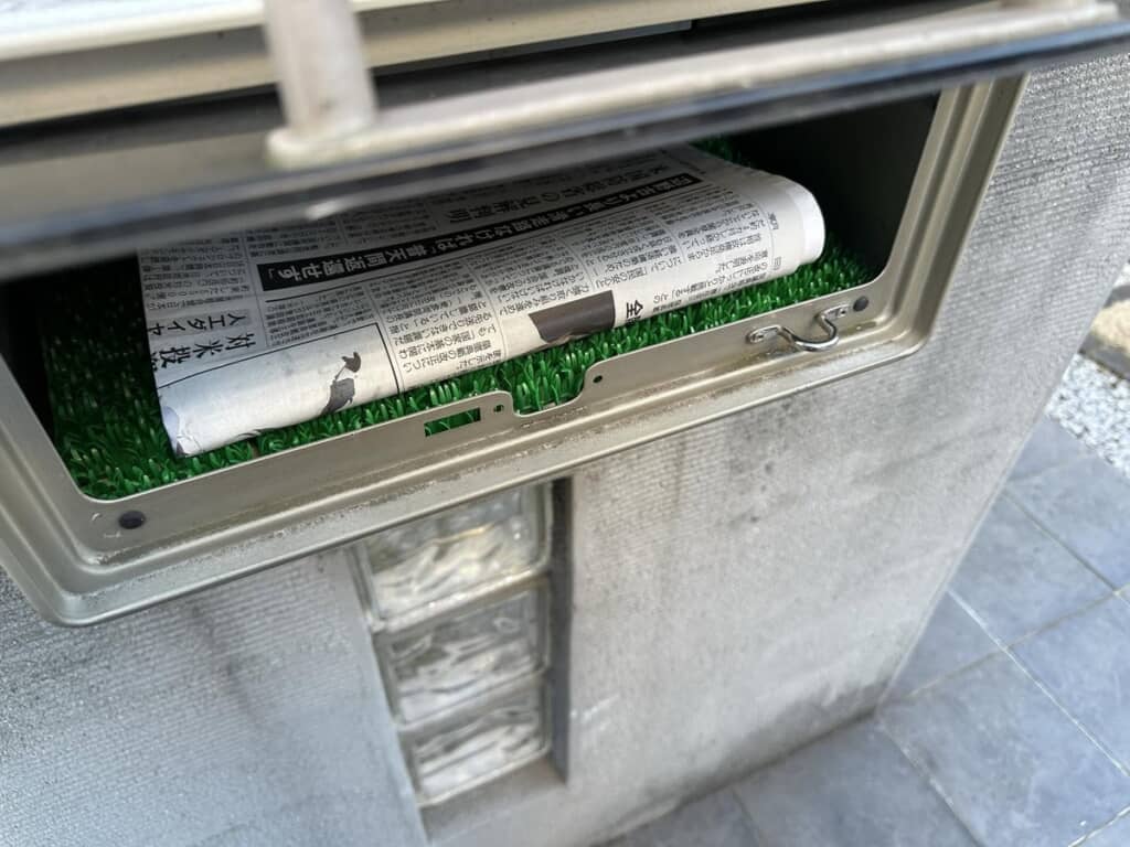 ポストの中に設置したのは100均で購入した人工芝！