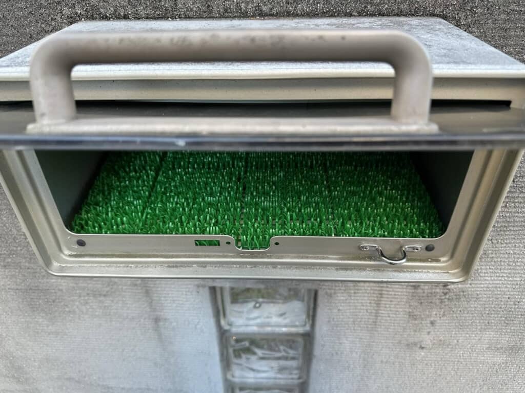 ぴったり設置された人工芝