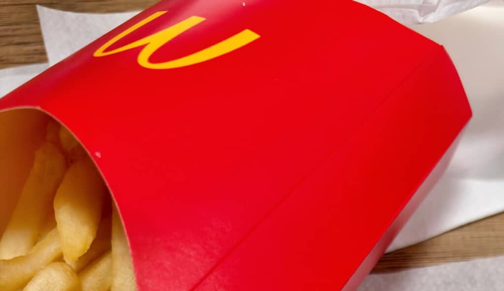 ポテトの中から見つけたまさかのものに驚がく