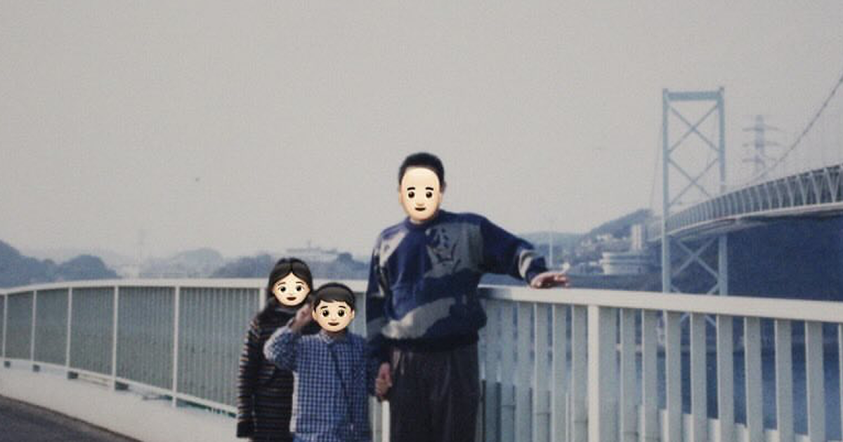 幼少期、家族4人で記念撮影→大人になってから見返したら……「わたしに勝てる人いる?」 クセが強すぎる“1枚”に「めちゃくちゃ元気でる」(1/2) | ライフスタイル ねとらぼ