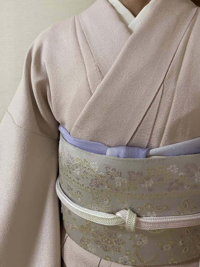 桜ピンクの色無地に紫の帯揚げ!