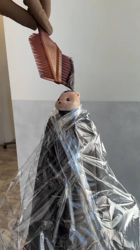 丁寧にカラー剤を塗る