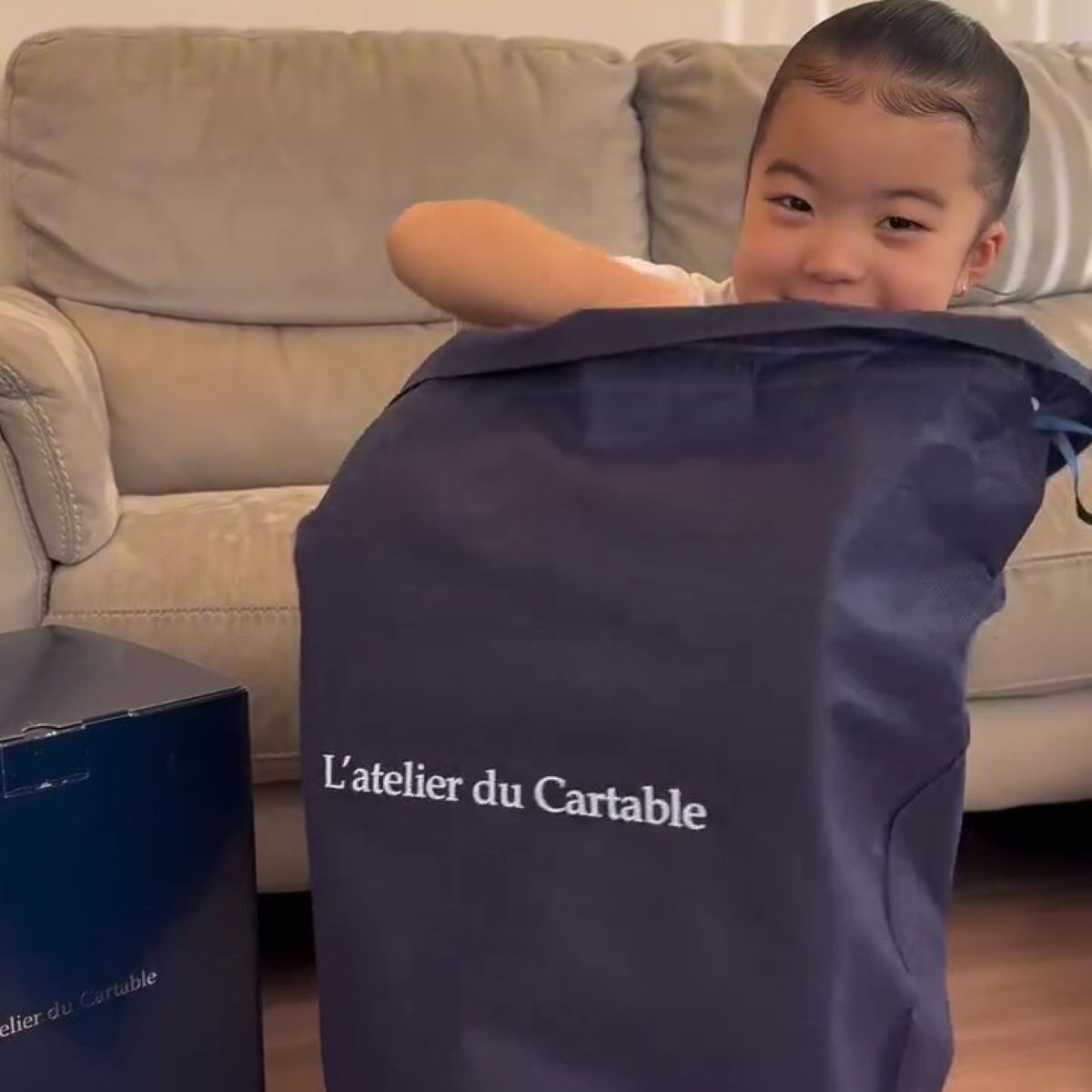 娘が悩みに悩んだランドセルが到着→箱を開けたら……　大人も羨むデザインに「びっくり」「ちょ、ちょ、おしゃれすぎない？」 | ライフスタイル ねとらぼ