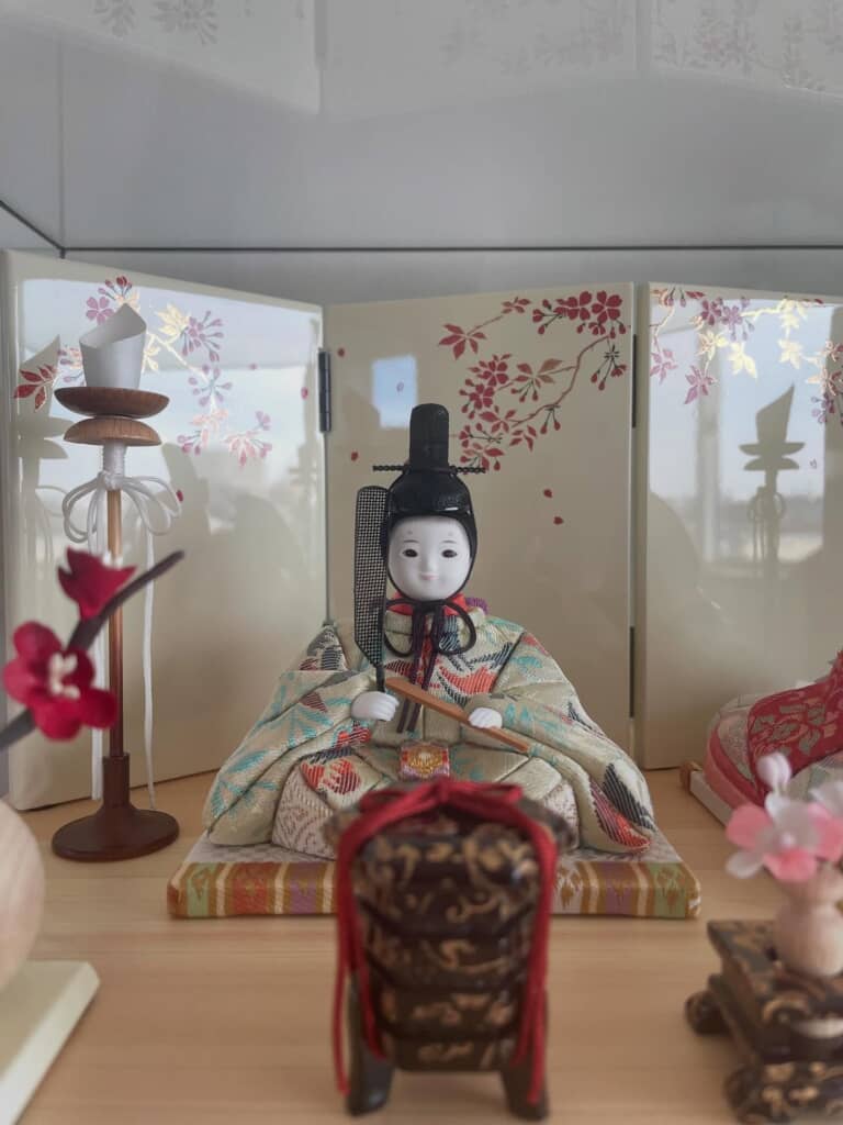 ひな人形のまさかの光景