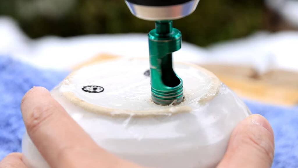 陶器用のドリルビットで土鍋の底に穴をあける様子