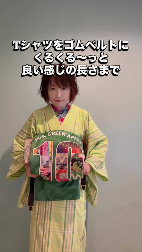 Tシャツをたくし上げるところ