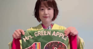 ミセスのTシャツを持った着物姿の人