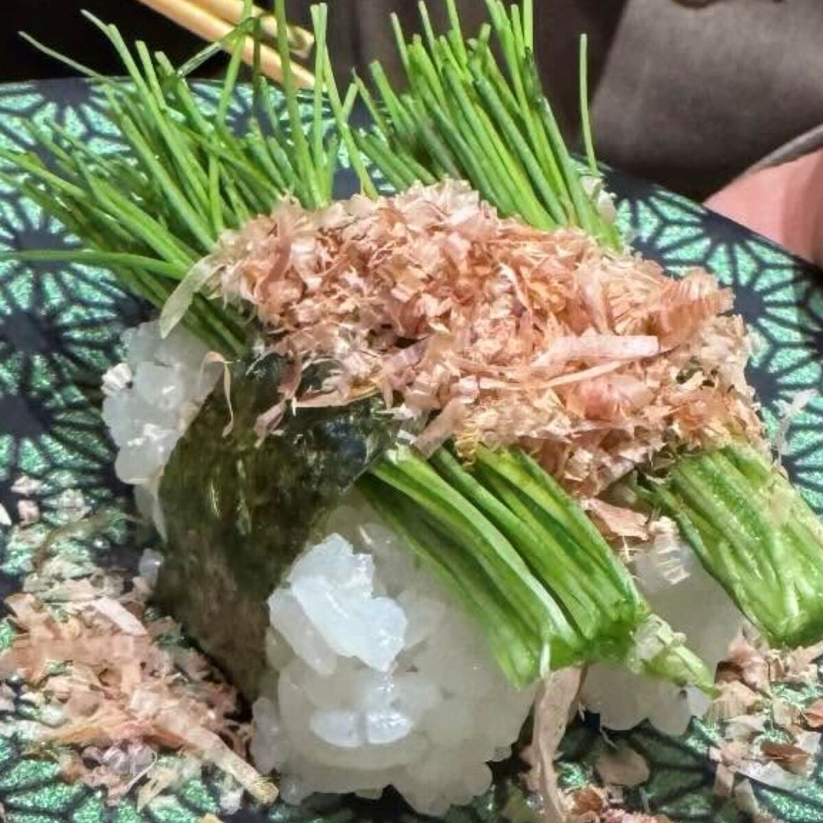 お寿司屋さんで「芽ネギ」を頼んだら……　「一瞬合成かと思った」まさかの光景に「めっちゃ通っちゃうこんなの」 | ライフスタイル ねとらぼ