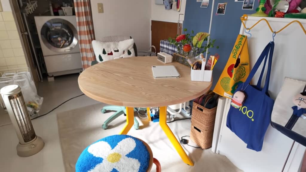 個性的なデザインのテーブルと椅子