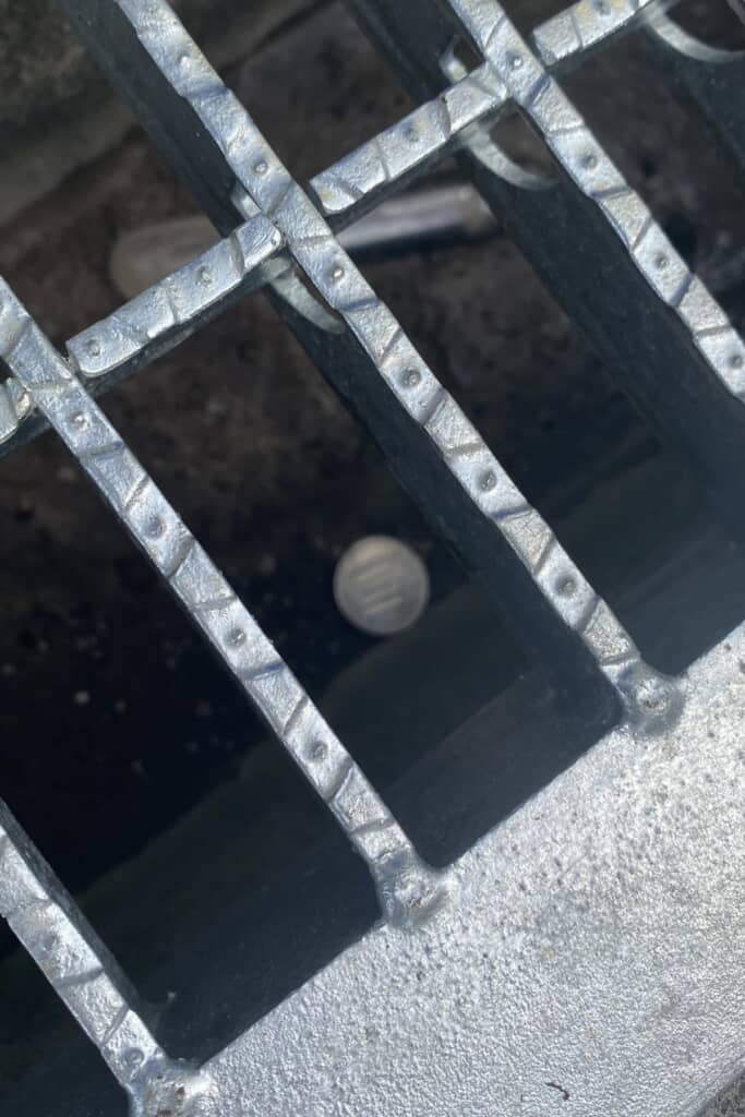 グレーチングの間から落ちて取り出せない……