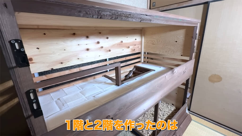 2階建ての立派な鶏小屋です