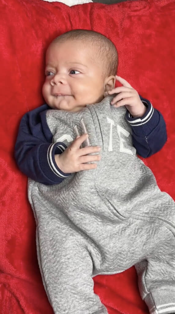 もう1人はママそっくりな褐色肌&黒髪