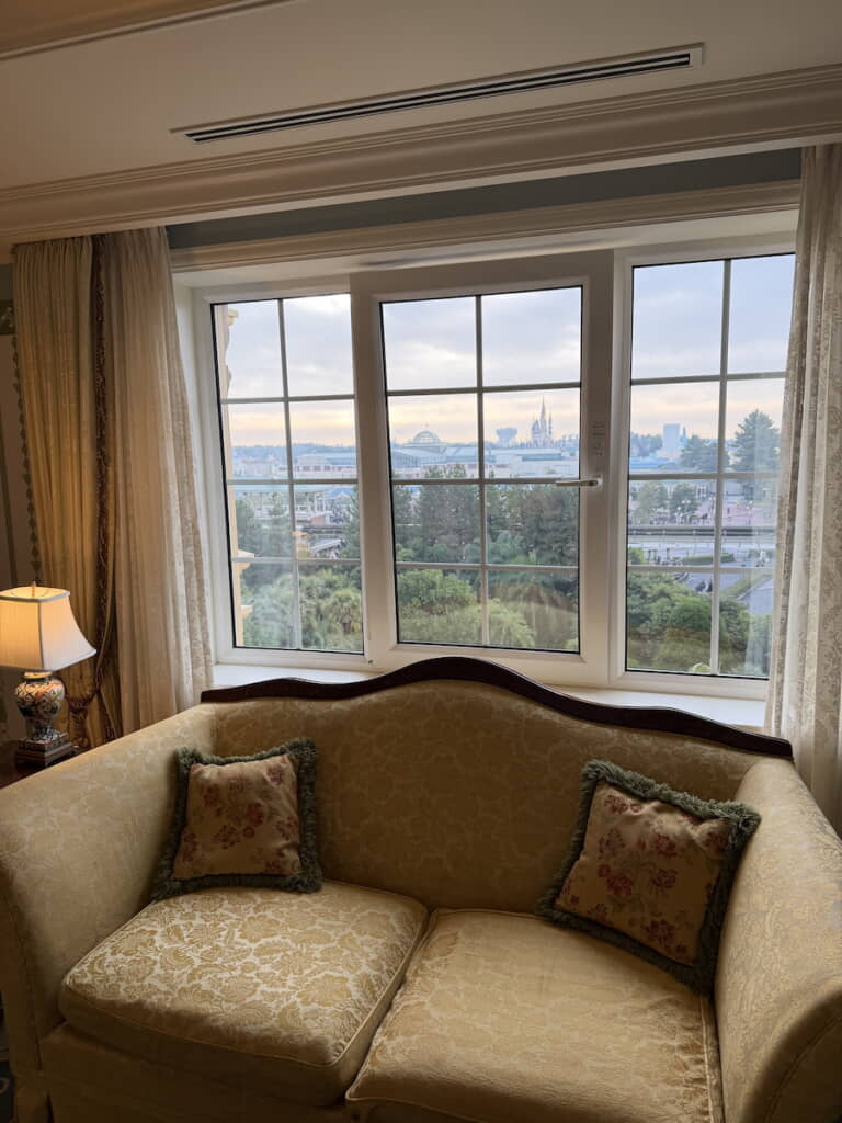 ゴージャス＆シックな部屋からディズニーランドがよく見える