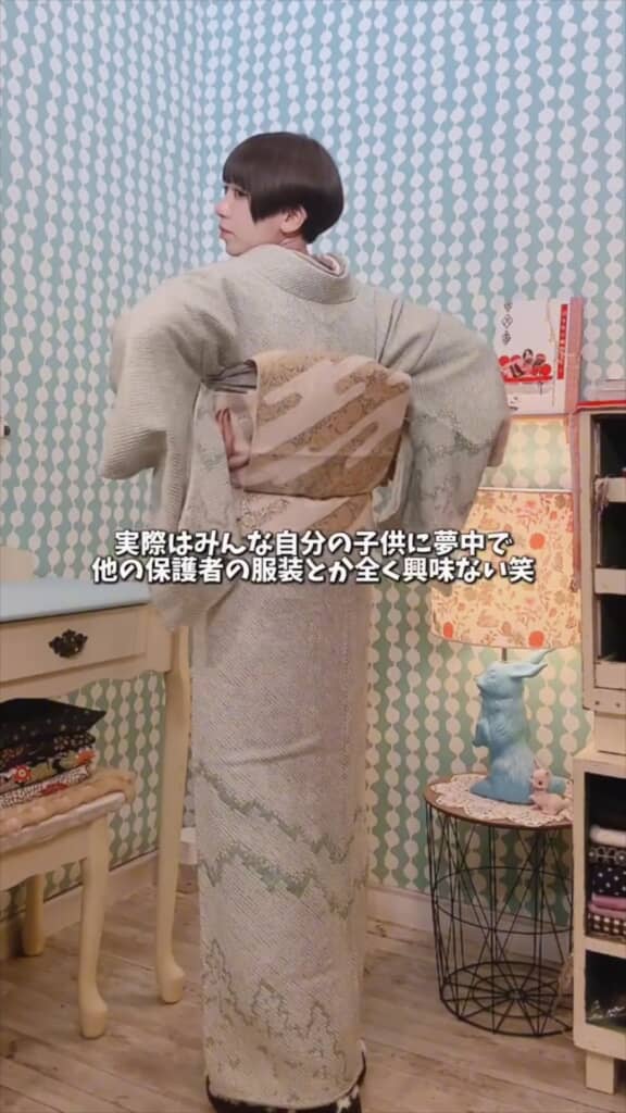 慣れた手つきで帯を結ぶ