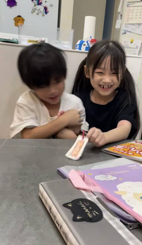 単語帳を指さして笑い合う男の子と女の子