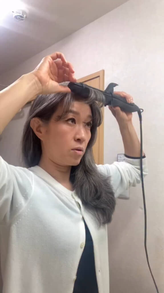 育てたグレイヘアのヘアアレンジをする投稿主さん