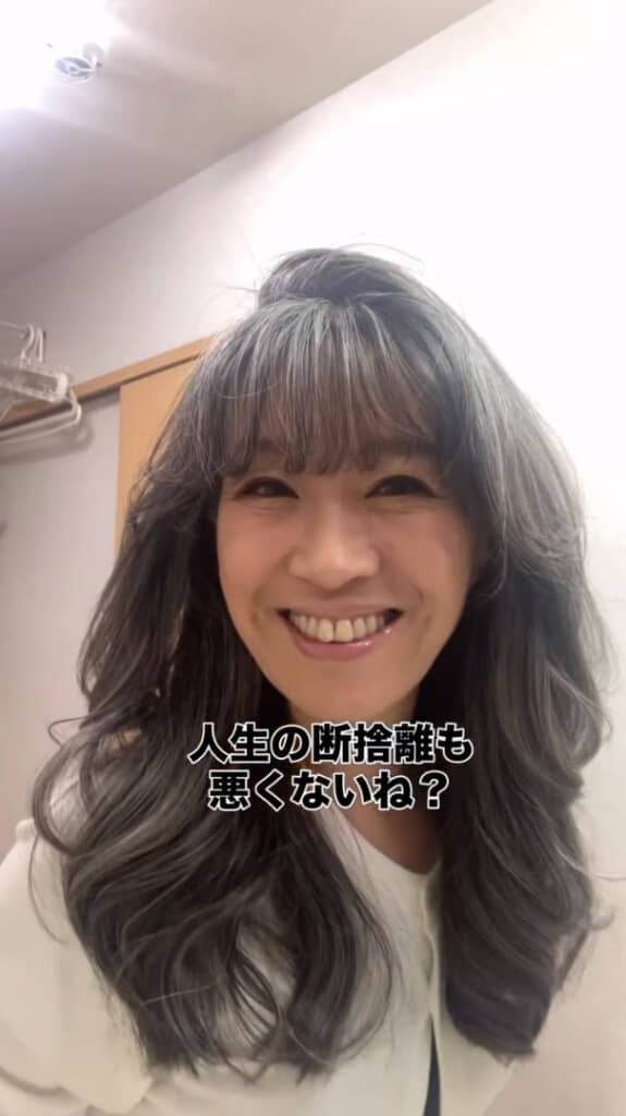 グレイヘアも笑顔もすてきです！
