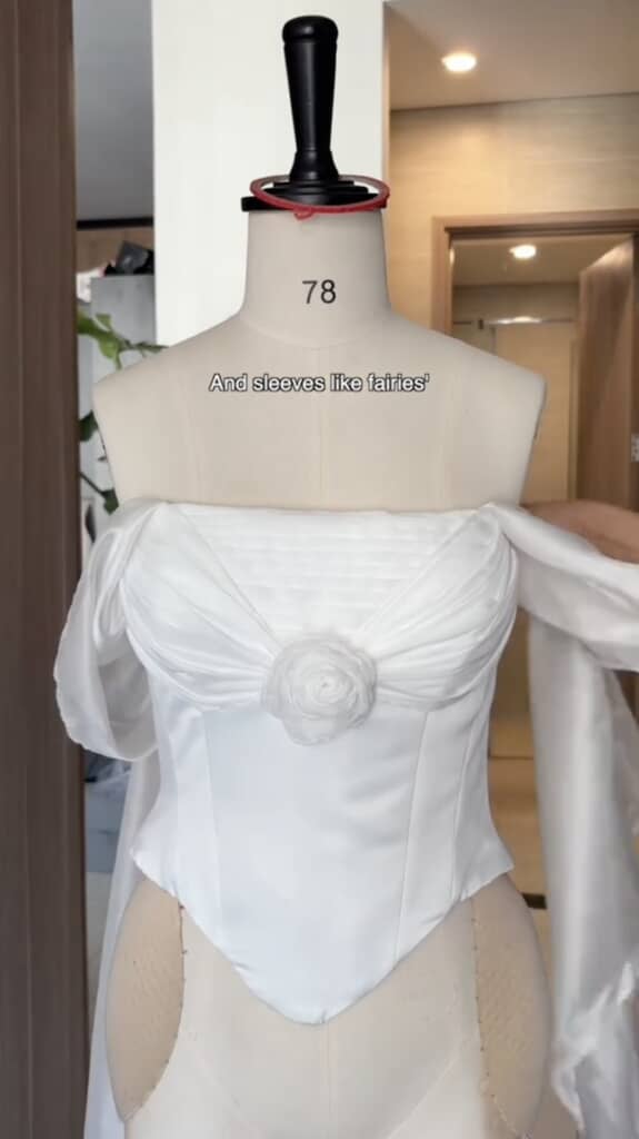 まずはトップスが完成。この時点ですごい完成度