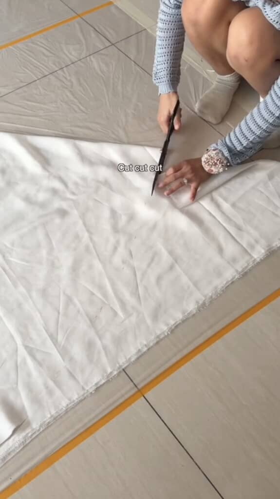 大きな生地にハサミを入れて……