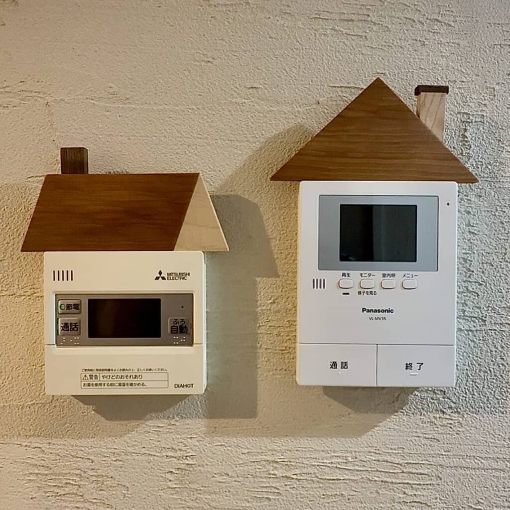 隠さずに屋根を足し、リモコンごと生かすアイデア